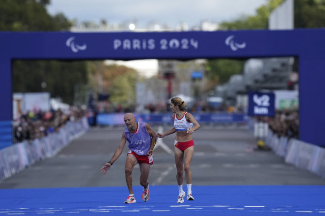 „Scanpix“ nuotr./Ispanijos maratonininkė Elena Congost ir jos vedlys Mia Carol