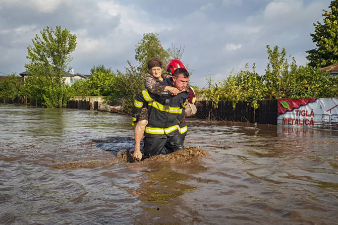 Scanpix/Romanian Emergency Services – ISU Galati via AP/Potvyniai Rumunijoje