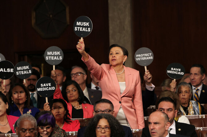 „Reuters“/„Scanpix“/Demokratai protestuoja prieš D.Trumpo politiką