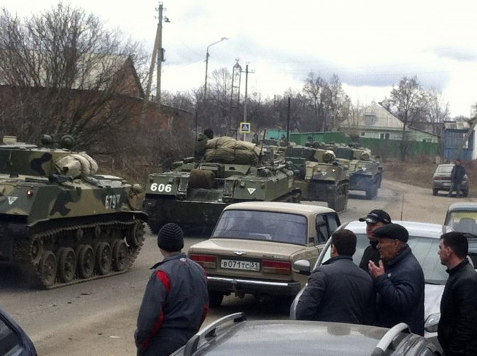 „Reuters“/„Scanpix“ nuotr./Rusija traukiniais veža karinę techniką prie Ukrainos sienos