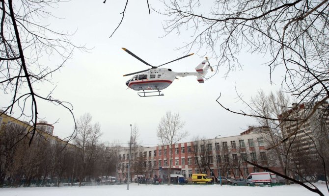 AFP/„Scanpix“ nuotr./Sraigtasparnis prie mokyklos Rusijoje 