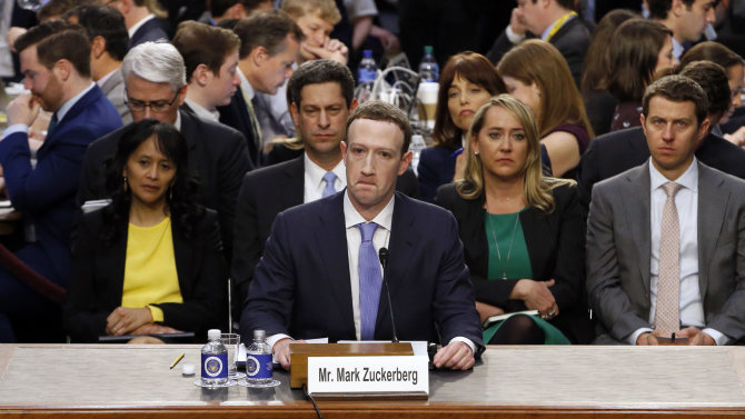 „Scanpix“/AP nuotr./„Facebook“ vadovas Markas Zuckerbergas JAV Senate
