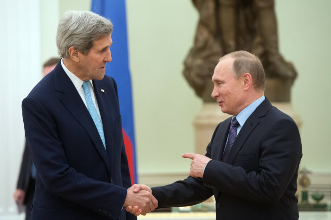 „Sputnik“/„Scanpix“ nuotr./Johnas Kerry ir Vladimiras Putinas