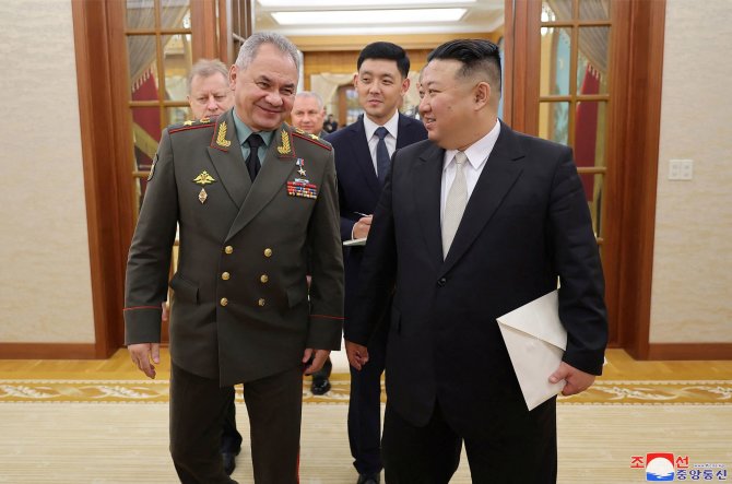 AFP/„Scanpix“ nuotr./Sergejus Šoigu ir Kim Jong Unas