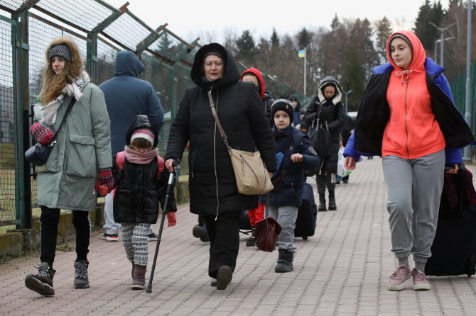 „Reuters“/„Scanpix“ nuotr./Pabėgėliai iš Ukrainos Lenkijos pasienyje
