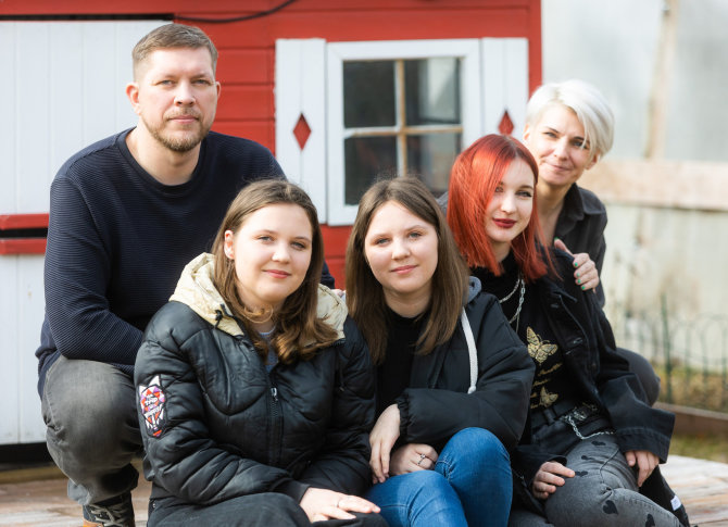 Gretos Skaraitienės / BNS nuotr./Sabaliauskų šeimos globojamos ukrainietės Eleonora, Katia ir Julija