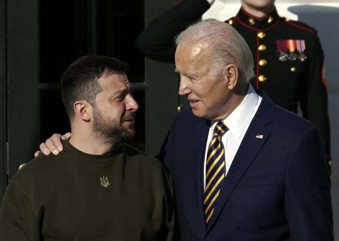 „Zuma press“/„Scanpix“/JAV prezidentas Joe Bidenas ir Ukrainos lyderis Volodymyras Zelenskis