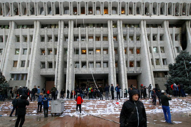 „Reuters“/„Scanpix“ nuotr./Protestuotojai Kirgizijoje užėmė vyriausybės rūmus