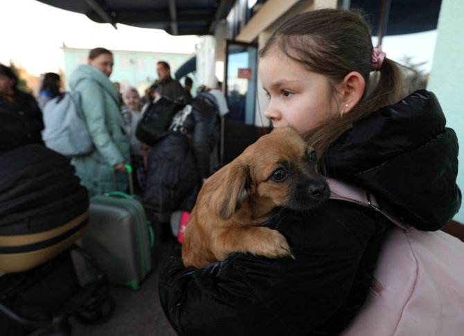 „Reuters“/„Scanpix“ nuotr./Rusų vykdoma evakuacija iš Chersono