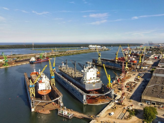 VLG nuotr./Pirmasis laivas, kurį priėmė VLG įmonių grupei priklausantis didžiausias Baltijos šalyse plaukiojantis dokas – 189 metrų ilgio ir 30,5 metrų pločio konteinervežis „Minerva“.