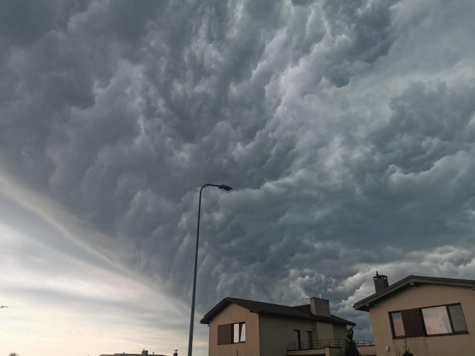 15min skaitytojo Mariaus nuotr./Audros debesys prie Vilniaus