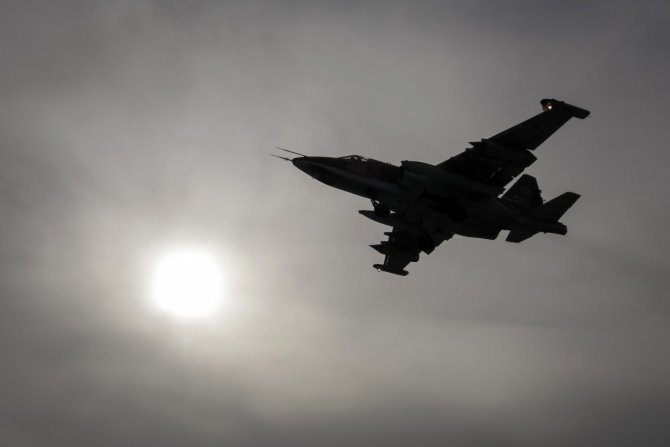 Sukhoi Su-25 kovinis lėktuvas skrenda per pratybas Stavropolyje. / Eduard Korniyenko / REUTERS