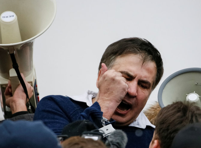 „Reuters“/„Scanpix“ nuotr./Protestuotojų išvaduotas Michailas Saakašvilis