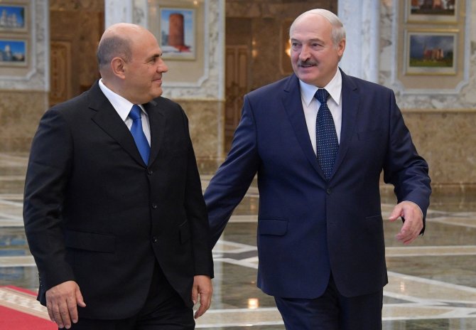 „Reuters“/„Scanpix“ nuotr./Rusijos premjeras Michailas Mišustinas ir Aliaksandras Lukašenka
