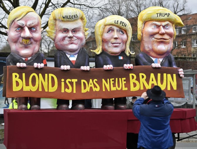 „Scanpix“/AP nuotr./Adolfo Hitlerio, Geerto Wilderso, Marine Le Pen ir Donaldo Trumpo karikatūros karnavale Vokietijoje