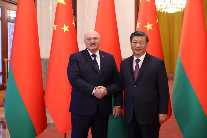 „Reuters“/„Scanpix“/Baltarusijos autoritarinis prezidentas Aliaksandras Lukašenka ir Kinijos prezidentas Xi Jinpingas Pekine