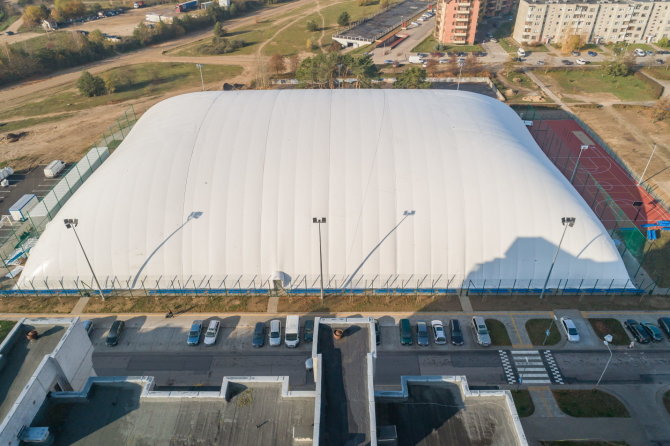 Sauliaus Žiūros nuotr./Stadionas su pripučiamu kupolu Pilaitėje