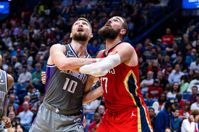 Scanpix/USA TODAY Sports via Reuters Con nuotr./Domantas Sabonis prieš Joną Valančiūną