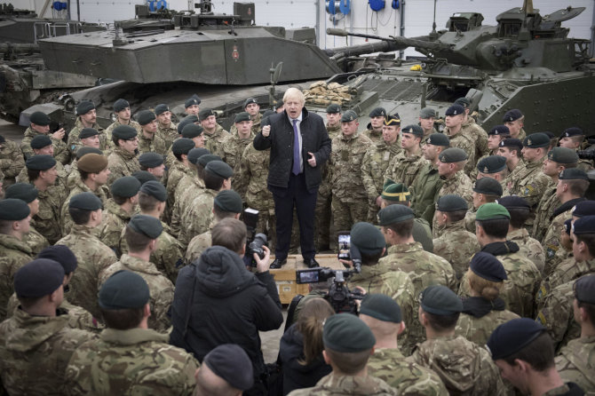 „Scanpix“/AP nuotr./Borisas Johnsonas su britų kariais Estijoje