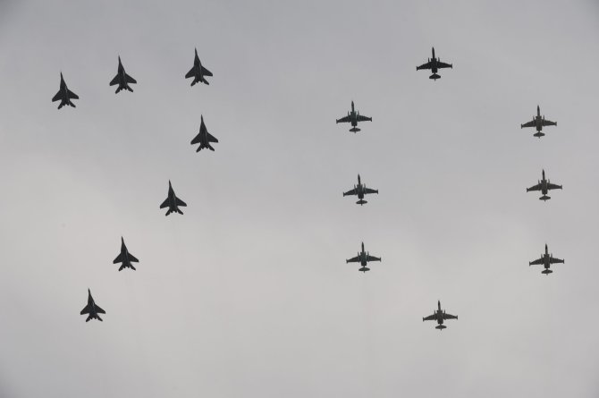 „Scanpix“/„RIA Novosti“ nuotr./Rusijos oro pajėgų repeticija ruošiantis Pergales dienos paradui