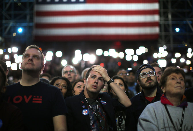 „Reuters“/„Scanpix“ nuotr./Amerikiečiai laukia rinkimų rezultatų