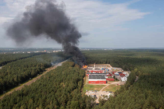 Lukas Balandis / BNS nuotr./Vagonų gaisro vaizdai iš drono