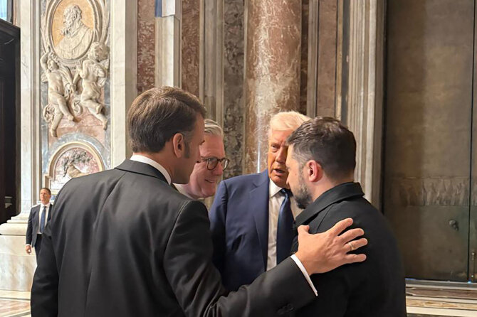 Emmanuelis Macronas, Keiras Starmeris, Donaldas Trumpas ir Volodymyras Zelenskis / AFP