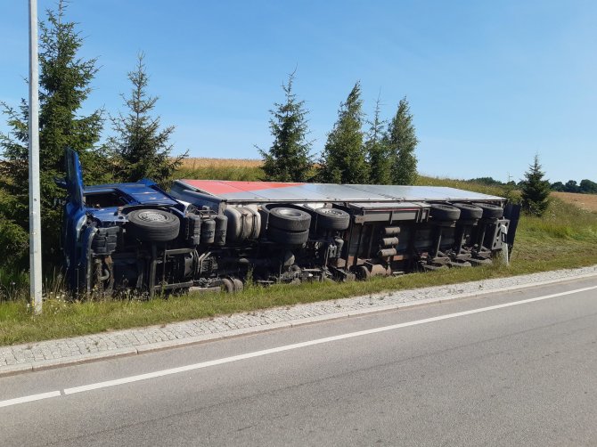 Telšių VPK nuotr./Telšių rajone apvirto neblaivaus baltarusio vilkikas su alkoholio kroviniu