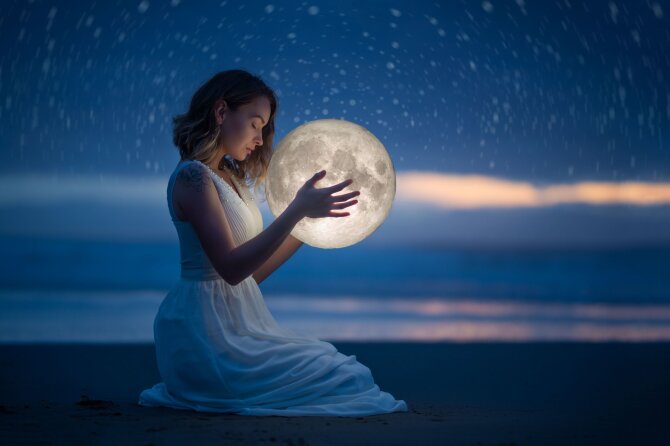 Shutterstock nuotr./Moteris ir mėnulis