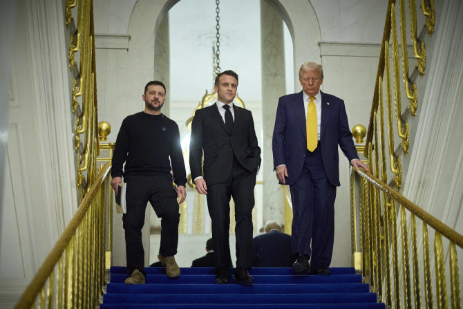 „Scanpix“/„SIPA“ nuotr./Volodymyras Zelenskis, Emmanuelis Macronas ir Donaldas Trumpas