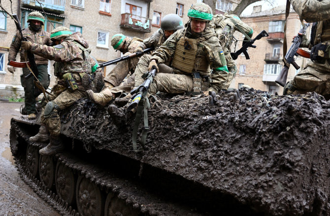 „Reuters“/„Scanpix“ nuotr./Ukrainos kariai Bachmute
