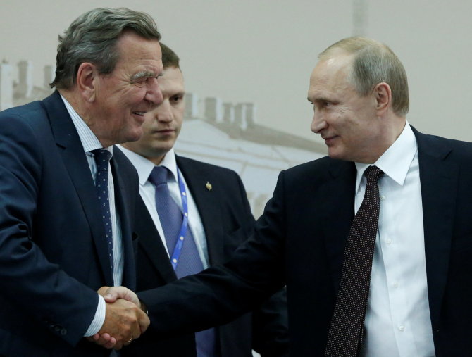 „Reuters“/„Scanpix“ nuotr./Gerhardas Schroederis ir Vladimiras Putinas