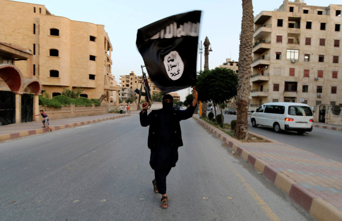 „Reuters“/„Scanpix“/Teroristinės grupuotės „Islamo valstybė“ kovotojas