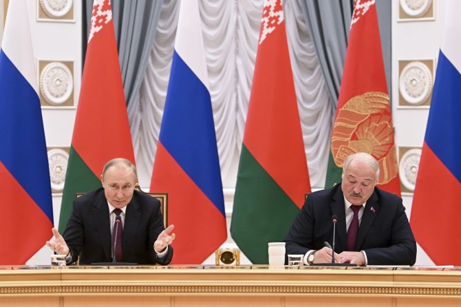„AP“/„Scanpix“/Rusijos lyderis Vladimiras Putinas ir Baltarusijos prezidentu pasiskelbęs Aliaksandras Lukašenka