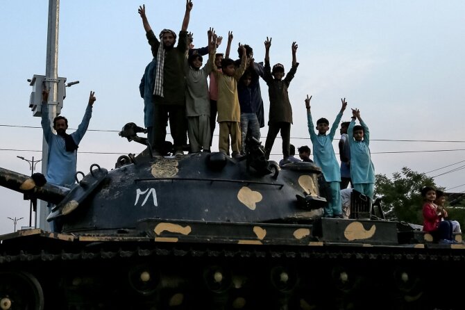 Pakistane žmonės švenčia paliaubas su Indija / SHAHID SAEED MIRZA / AFP