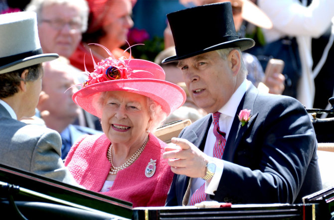 „Scanpix“/„PA Wire“/„Press Association Images“ nuotr./Karalienė Elizabeth II su sūnumi princu Andrew