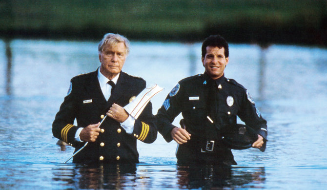 Vida Press nuotr./George'as Gaynesas ir Steve'as Guttenbergas filme „Policijos akademija 4“ (1987 m.)