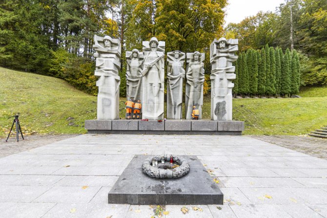 Irmanto Gelūno / BNS nuotr./Paminklas sovietų kariams Vilniaus Antakalnio kapinėse 