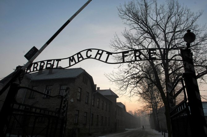 „Reuters“/„Scanpix“ nuotr./Aušvice praėjus 72 metams po išvadavimo apsilankė buvę kaliniai