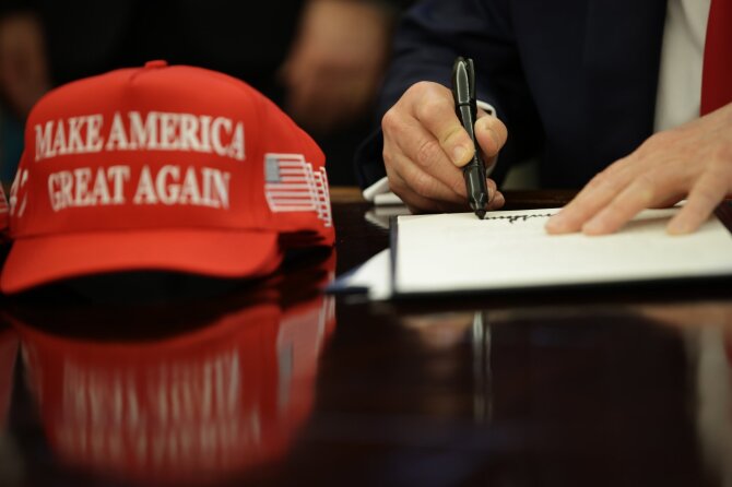 "MAGA" kepurė ir Donaldas Trumpas / Samuel Corum - Pool via CNP / picture alliance / Consolidated News Photos