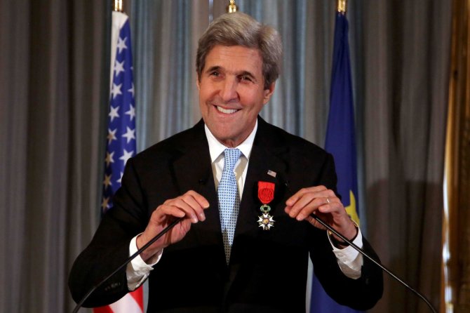 „Reuters“/„Scanpix“ nuotr./Johnas Kerry apdovanotas aukščiausio rango Prancūzijos apdovanojimu