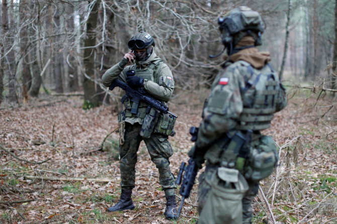 „Reuters“/„Scanpix“ nuotr./Lenkijos kariai pasienyje