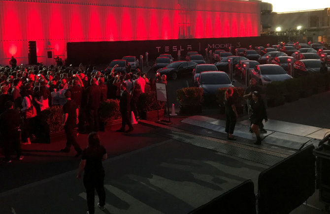 „Reuters“/„Scanpix“ nuotr./„Tesla Model 3“ dalybos
