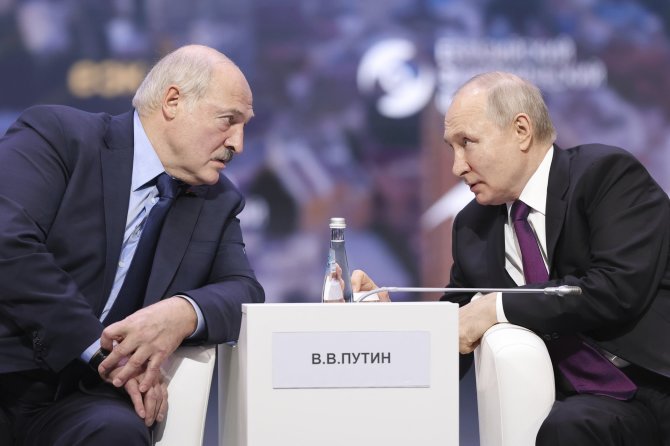 „AP“/„Scanpix“/Baltarusijos autoritarinis prezidentas Aliaksandras Lukašenka ir Rusijos lyderis Vladimiras Putinas