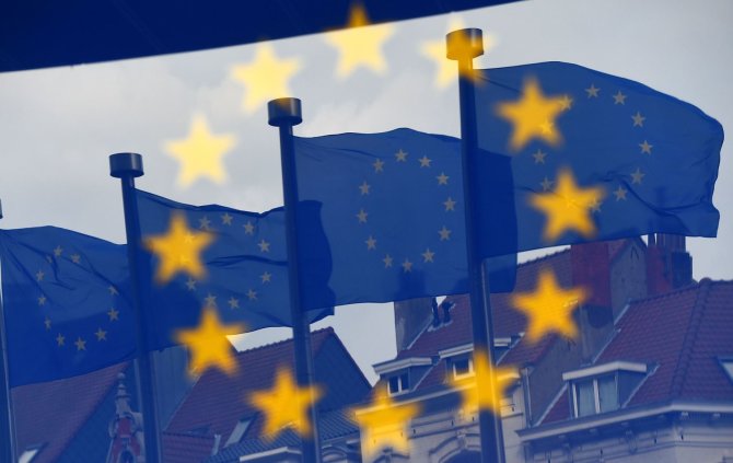 AFP/„Scanpix“ nuotr./ES vėliavos netoli Europos Komisijos pastato Briuselyje