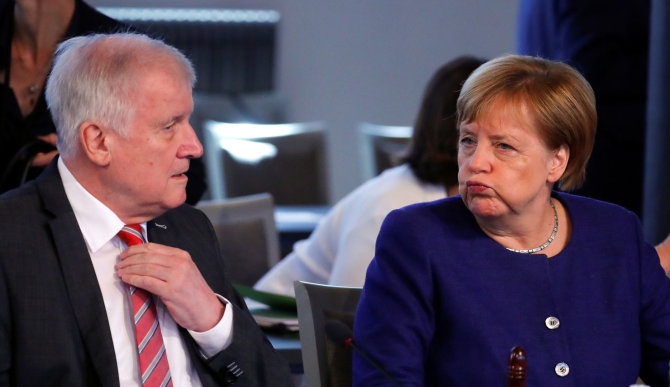 „Reuters“/„Scanpix“ nuotr./ Horstas Seehoferis ir Angela Merkel