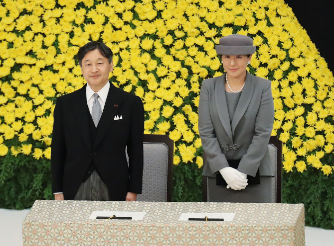 AFP/„Scanpix“ nuotr./Japonijos imperatorius Naruhito su žmona Masako