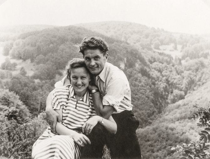 Juozas Lukša ir Nijolė Bražėnaitė Treifelbergo kalnuose. 1950. N.Bražėnaitė: „Juozas turėjo automatinį fotoaparatą. Jį uždėdavo ant akmens, nustatydavo, ir aparatas mus nufotografuodavo“.