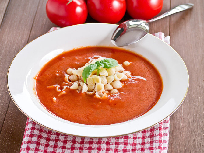 Vida Press nuotr./Pomidorinė sriuba su makaronais