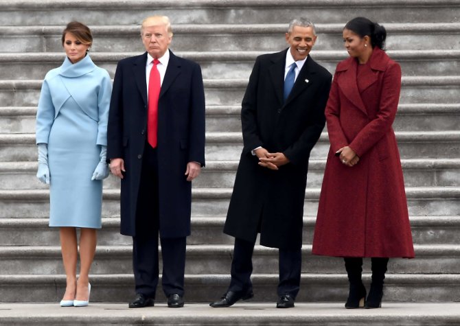 AFP/„Scanpix“ nuotr./Melania ir Donaldas Trumpai bei Barackas ir Michelle Obamos